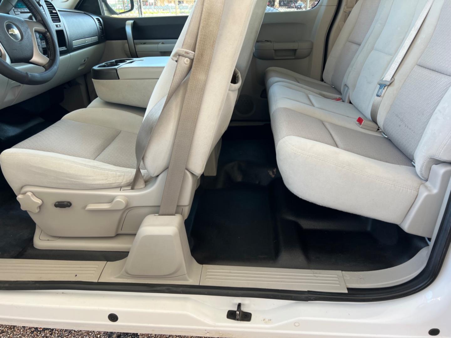 2009 White /Gray Chevrolet Silverado 1500 LT (1GCEC29029Z) with an 5.3 V8 engine, Automatic transmission, located at 4520 Airline Hwy, Baton Rouge, LA, 70805, (225) 357-1497, 30.509325, -91.145432 - 2009 Chevy Silverado Ext Cab LT 2WD ***One Owner*** 5.3 V8 Gas, 152K Miles, Power Windows, Locks & Mirrors, Cold A/C, Tow Pkg. FOR INFO PLEASE CONTACT JEFF AT 225 357-1497 CHECK OUT OUR A+ RATING WITH THE BETTER BUSINESS BUREAU WE HAVE BEEN A FAMILY OWNED AND OPERATED BUSINESS AT THE SAME LOCATION - Photo#11